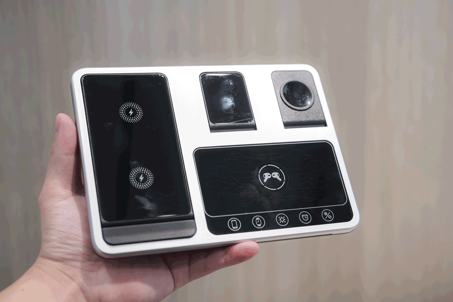 全部まとめて5台写真チックしてください。充電器が付いてないです。ジャン品。 ケーブル1本でガジェットたちの充電もスッキリと！ 電動スタンドアップ