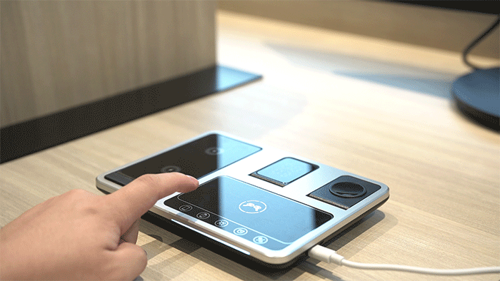 ケーブル1本でガジェットたちの充電もスッキリと！ 電動スタンドアップ