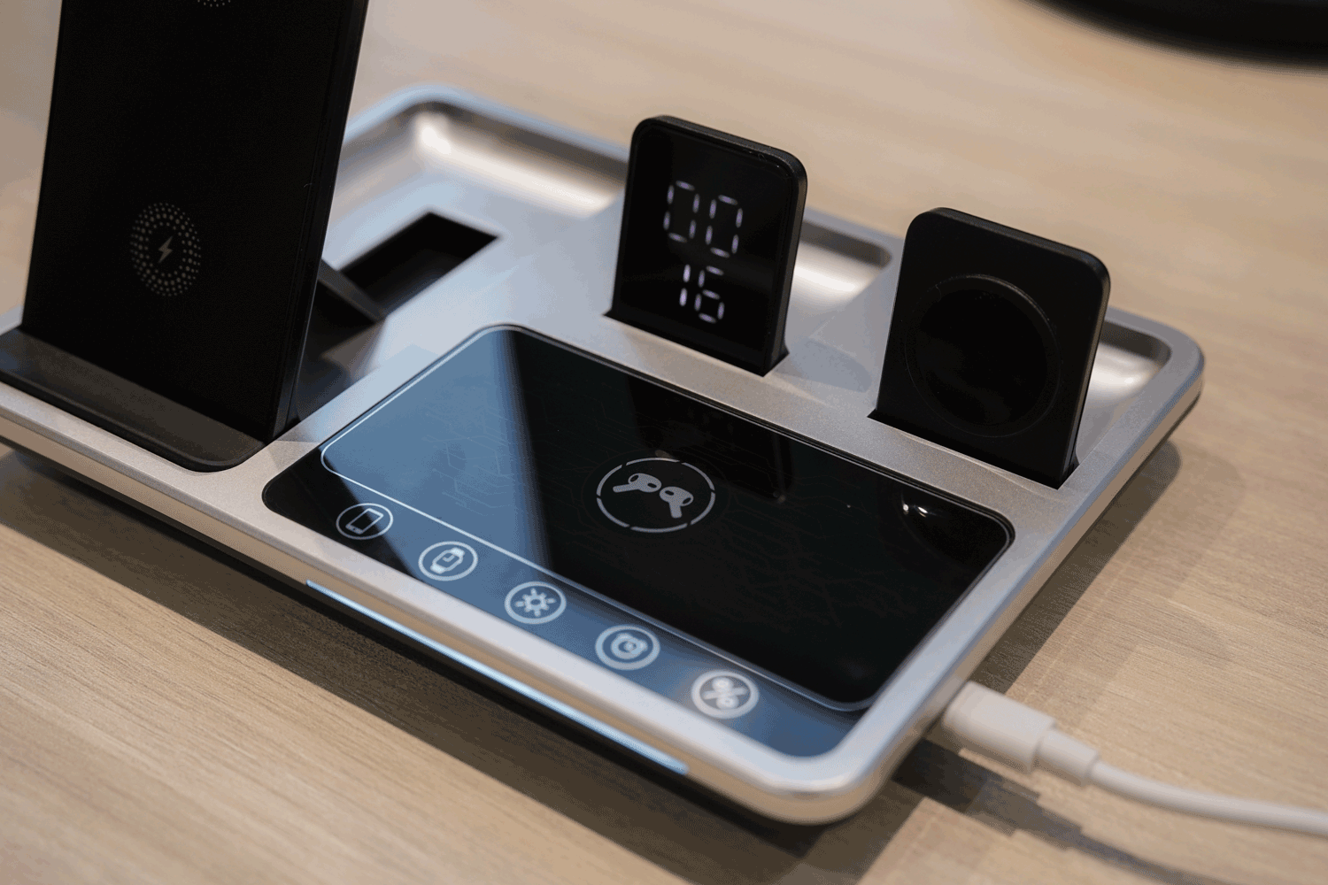 ケーブル1本でガジェットたちの充電もスッキリと！ 電動スタンドアップ