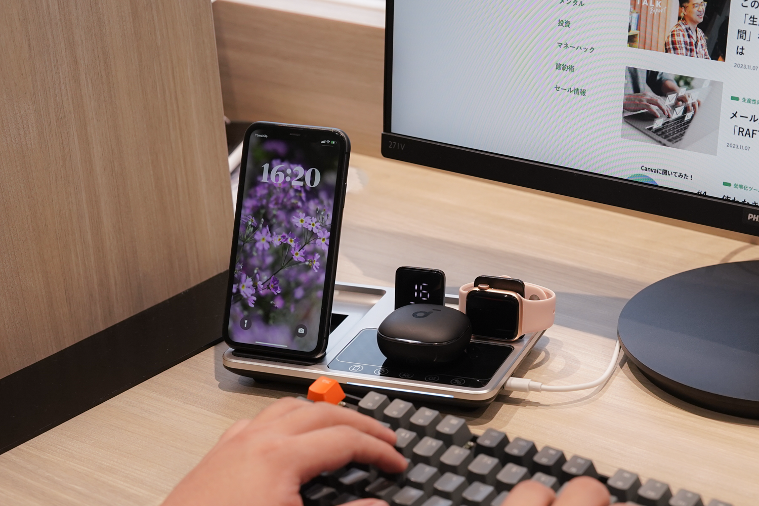 ケーブル1本でガジェットたちの充電もスッキリと！ 電動スタンドアップ