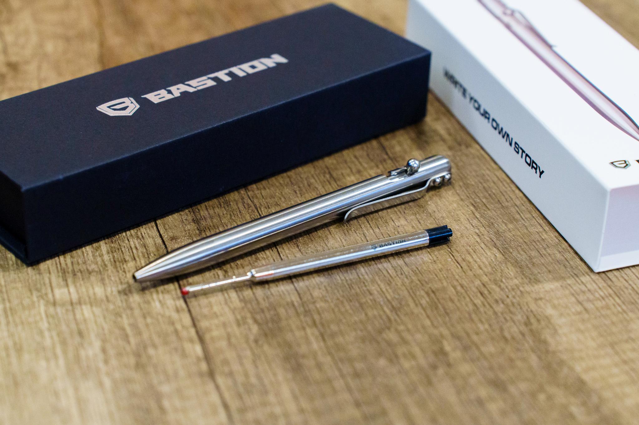 継ぎ目が見えない精巧な作りに感動！ チタン製ボールペン「Bastion Slim Pen」の魅力に迫る | ライフハッカー・ジャパン