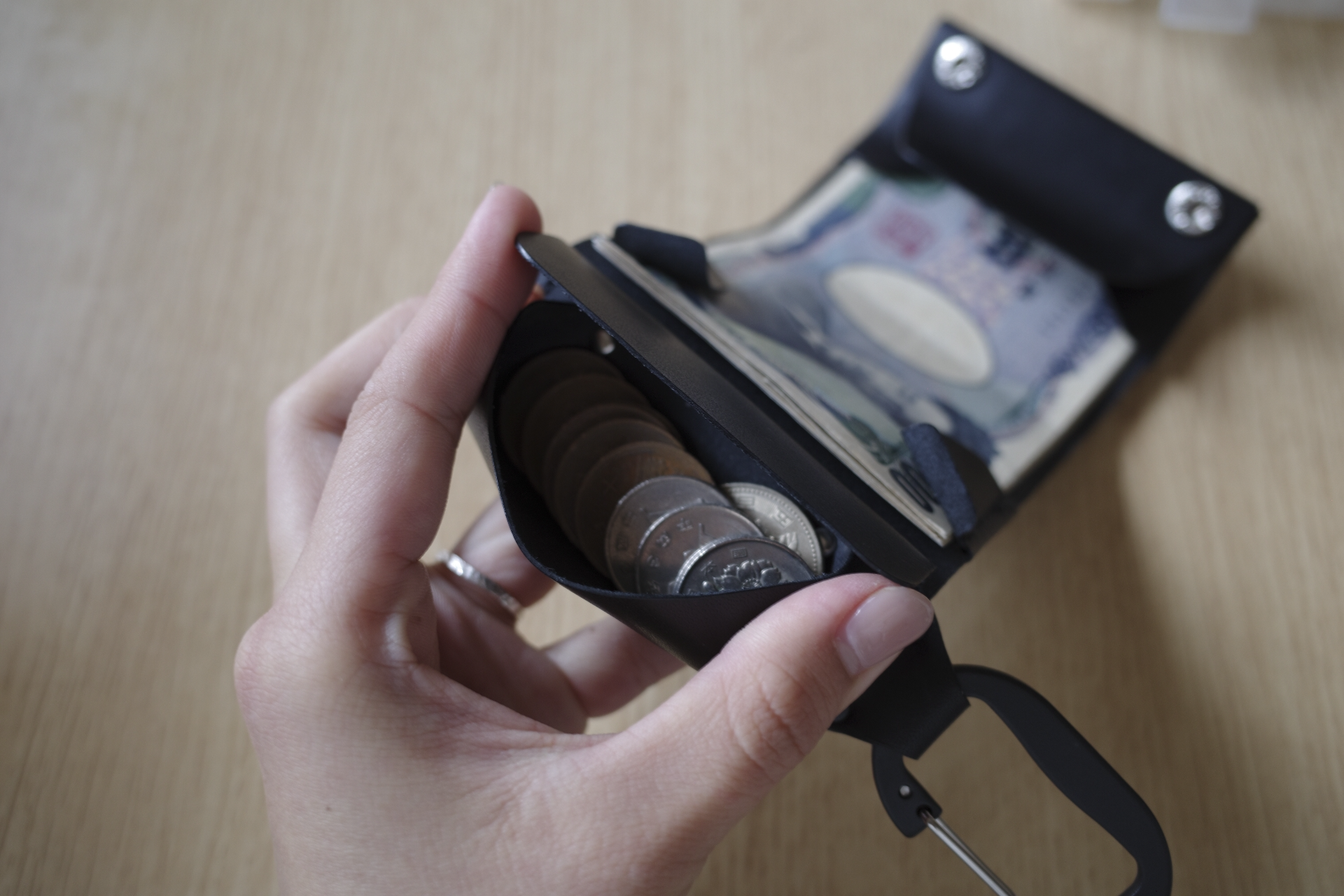 これ、実は財布なんです。キャッシュレス時代にピッタリの最小級ウォレットを使ってみた | ライフハッカー・ジャパン