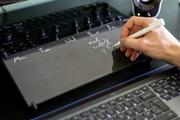 デスクにあると便利。ふとしたアウトプットを助けるスタイリッシュなメモボード「carbon thirteen」