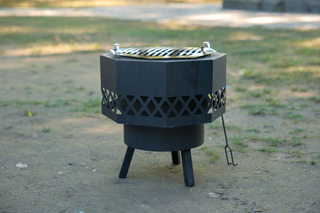 二次燃焼で煙少なく豪快な炎が楽しめる！ 火鉢フォルム×漆黒