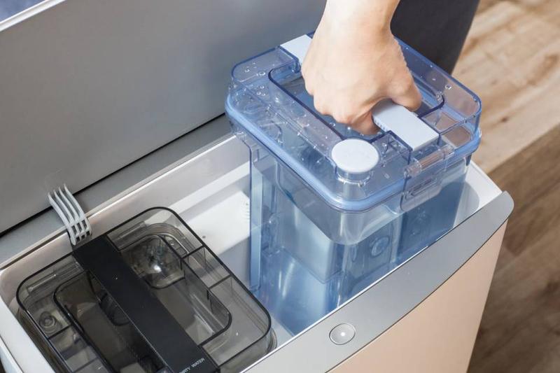 モップへの給水とモップ清掃用の清水タンク。モップの汚れを落とした水は左の汚水タンクに溜まる仕組み。