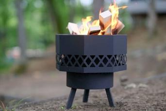 炎が映える漆黒仕様。火鉢スタイルの焚き火台「オクタゴンブラック」