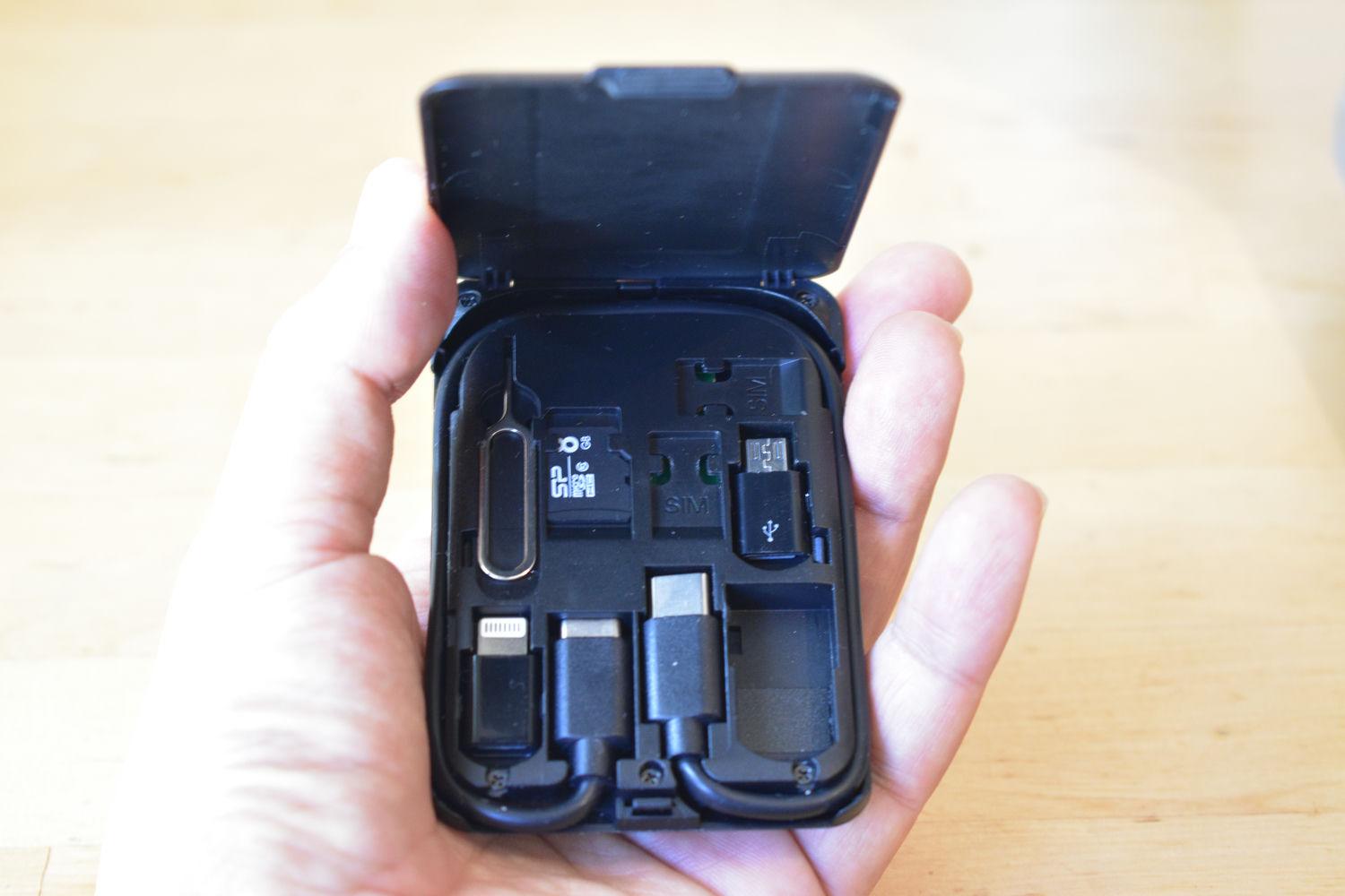 ポケットに忍ばせておきたい1枚。カードサイズの充電ツールボックスを