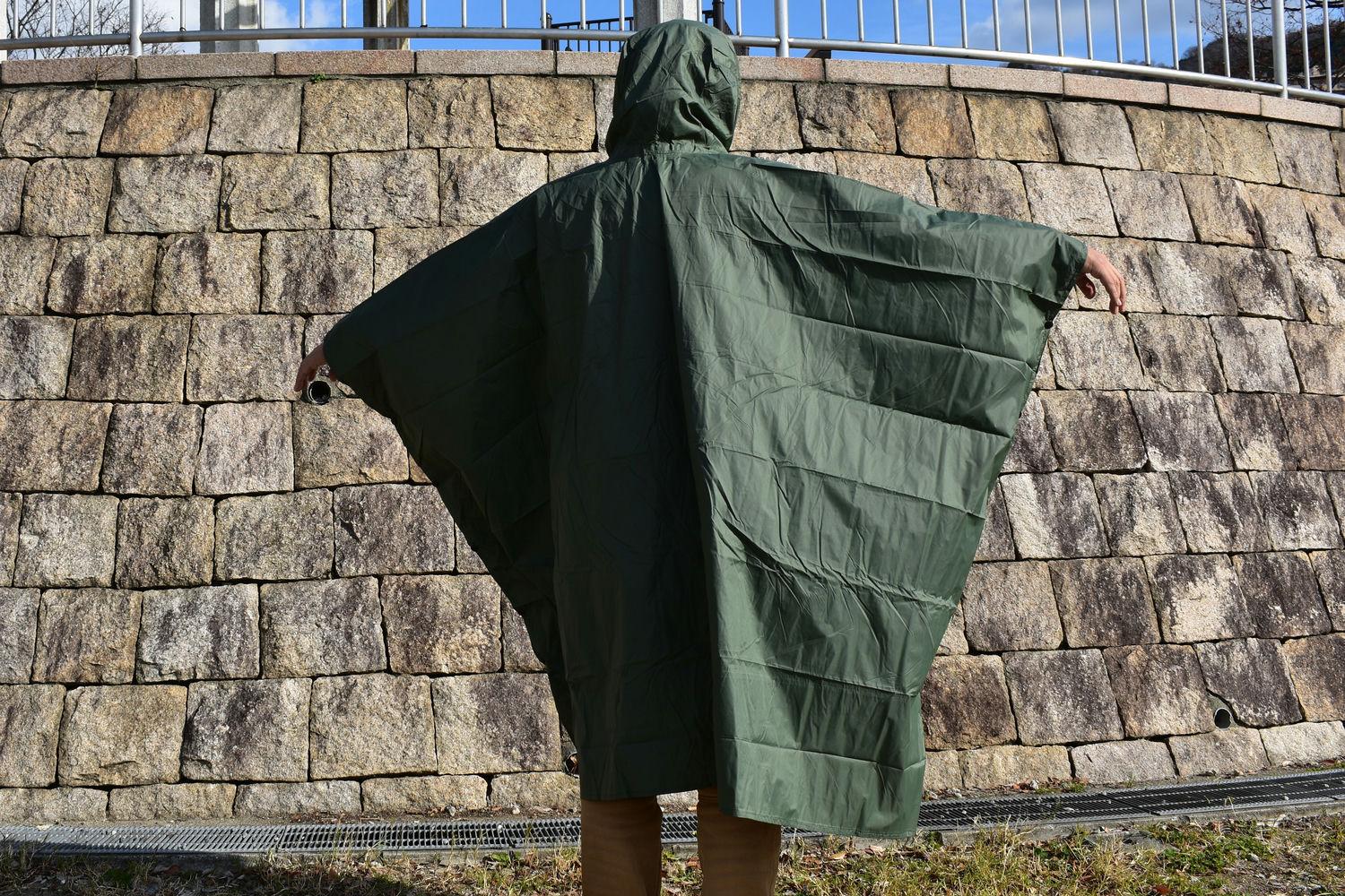 タープにもなるコンパクトギア。日除け雨除けもこなすレインポンチョを