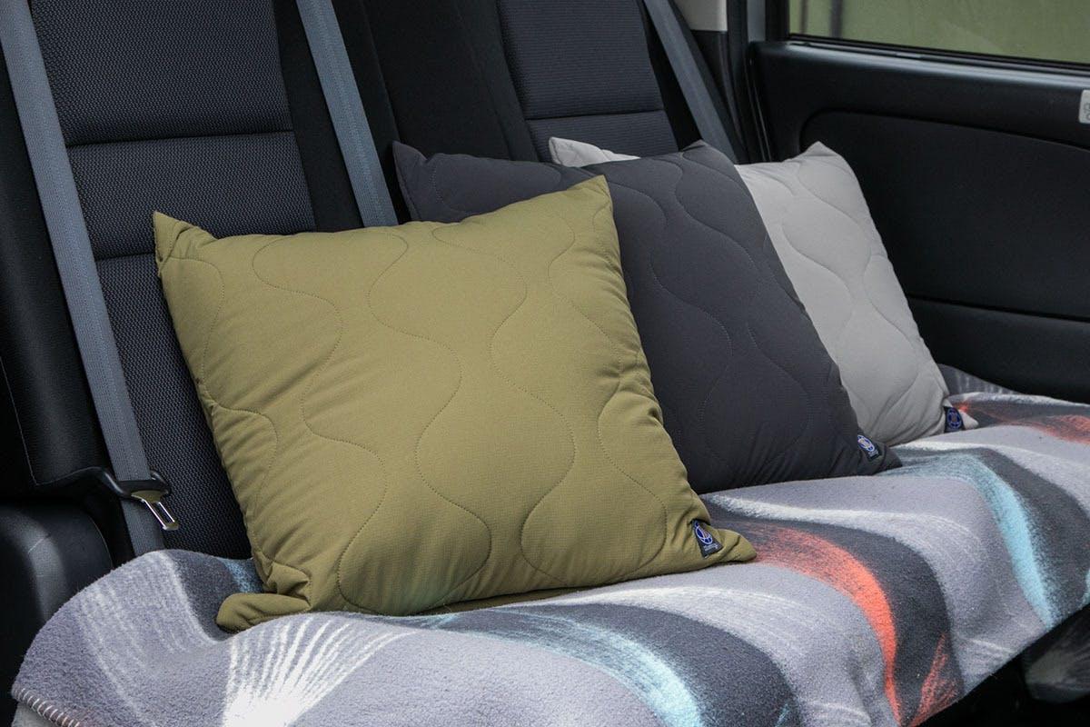 アウトドアウェアで全身寒さ対策。ヒト型寝袋「モモンガ」に足元カバー