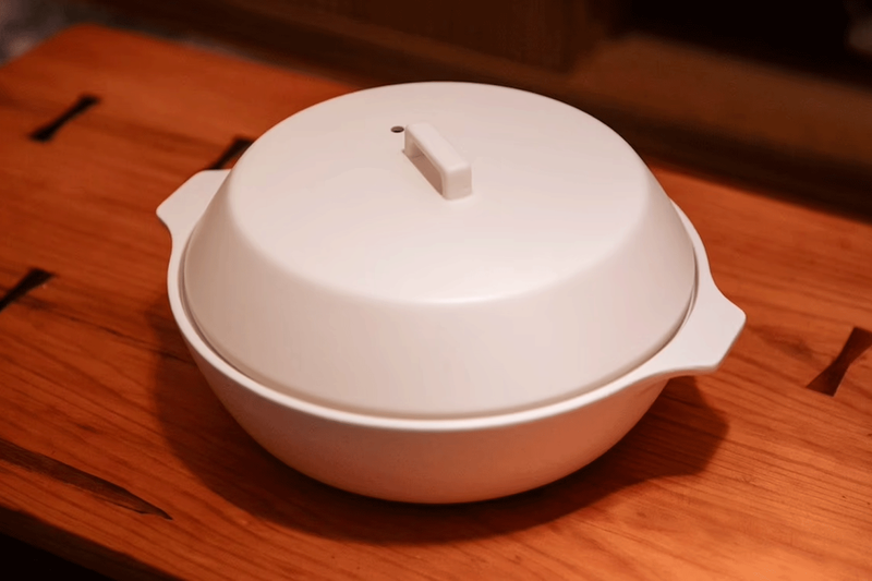 蒸し器にもなるから一年中使える。KINTOの「IHもガスもいける土鍋」が