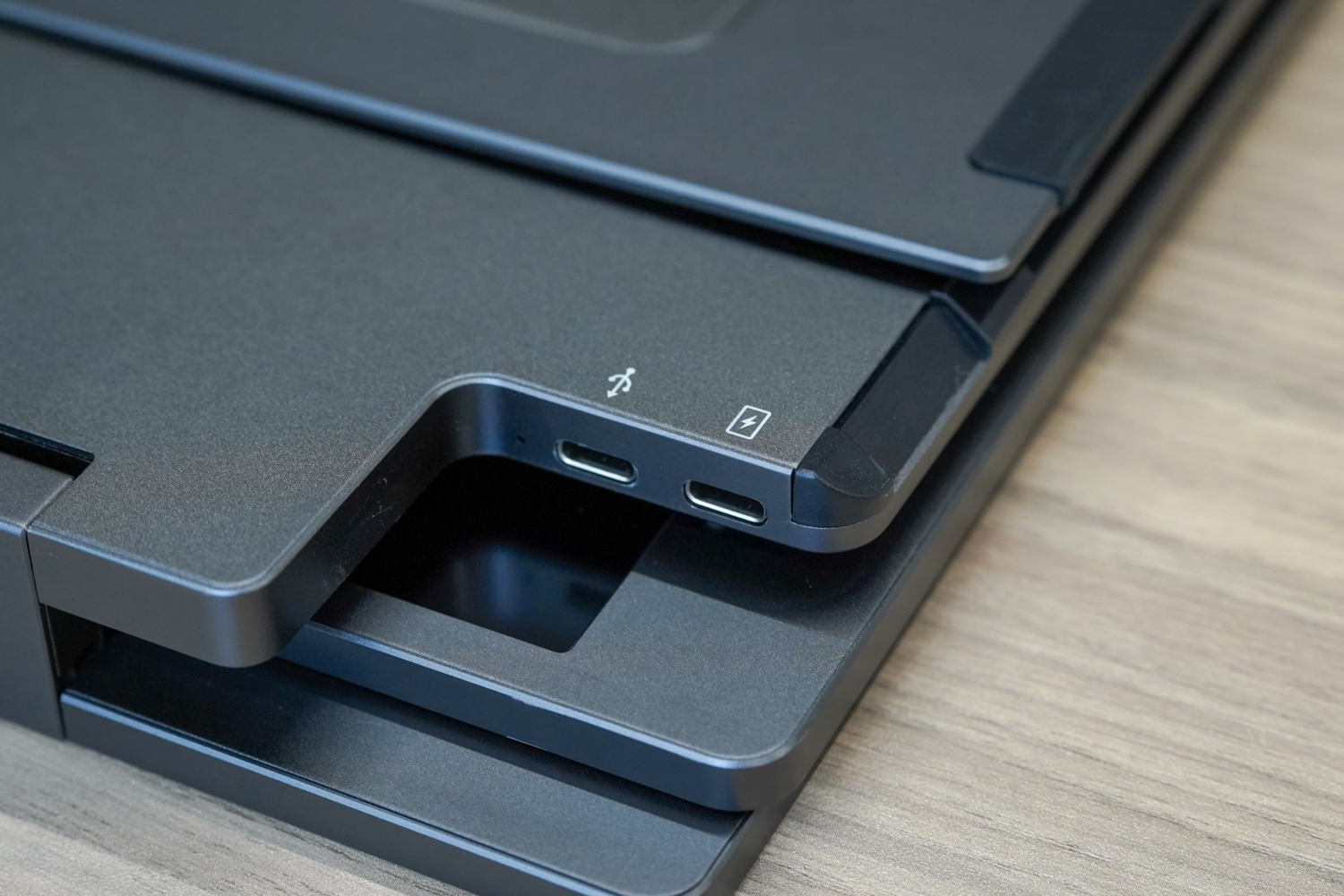 フリーアドレスやリモートワークにも助かるね！ ケーブル1本でノートPC