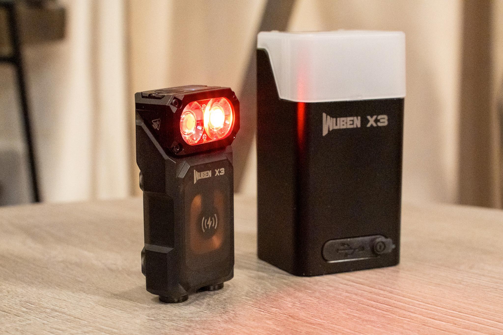 スマホも充電できる充電ボックス付き。長寿命&デュアル光源採用の