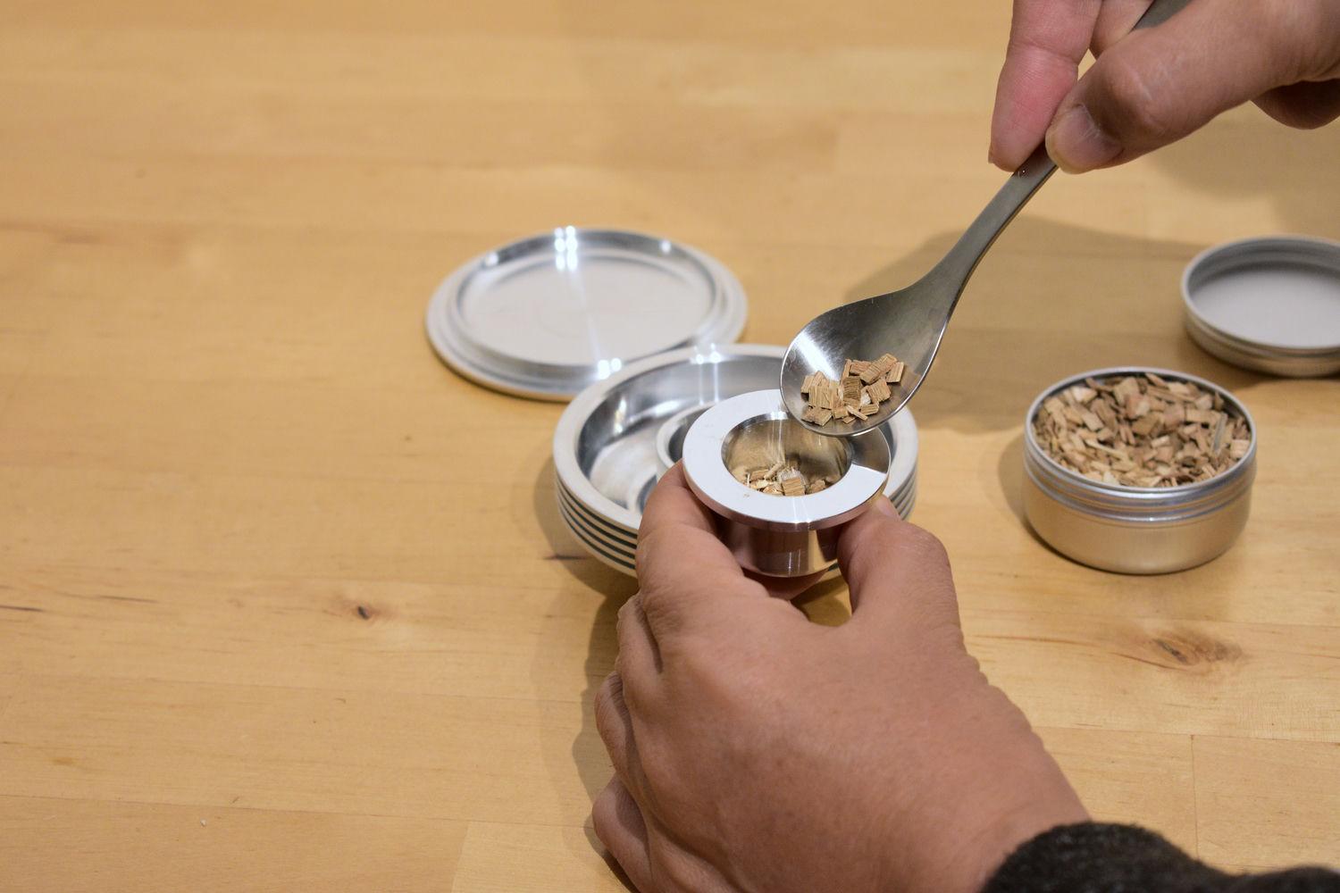 家飲みに燻製ウイスキー。ジュラルミン製のグラストップ燻製器を試して