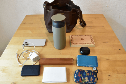 巾着デザインがユニーク。ガバっと開いて使いやすい本革