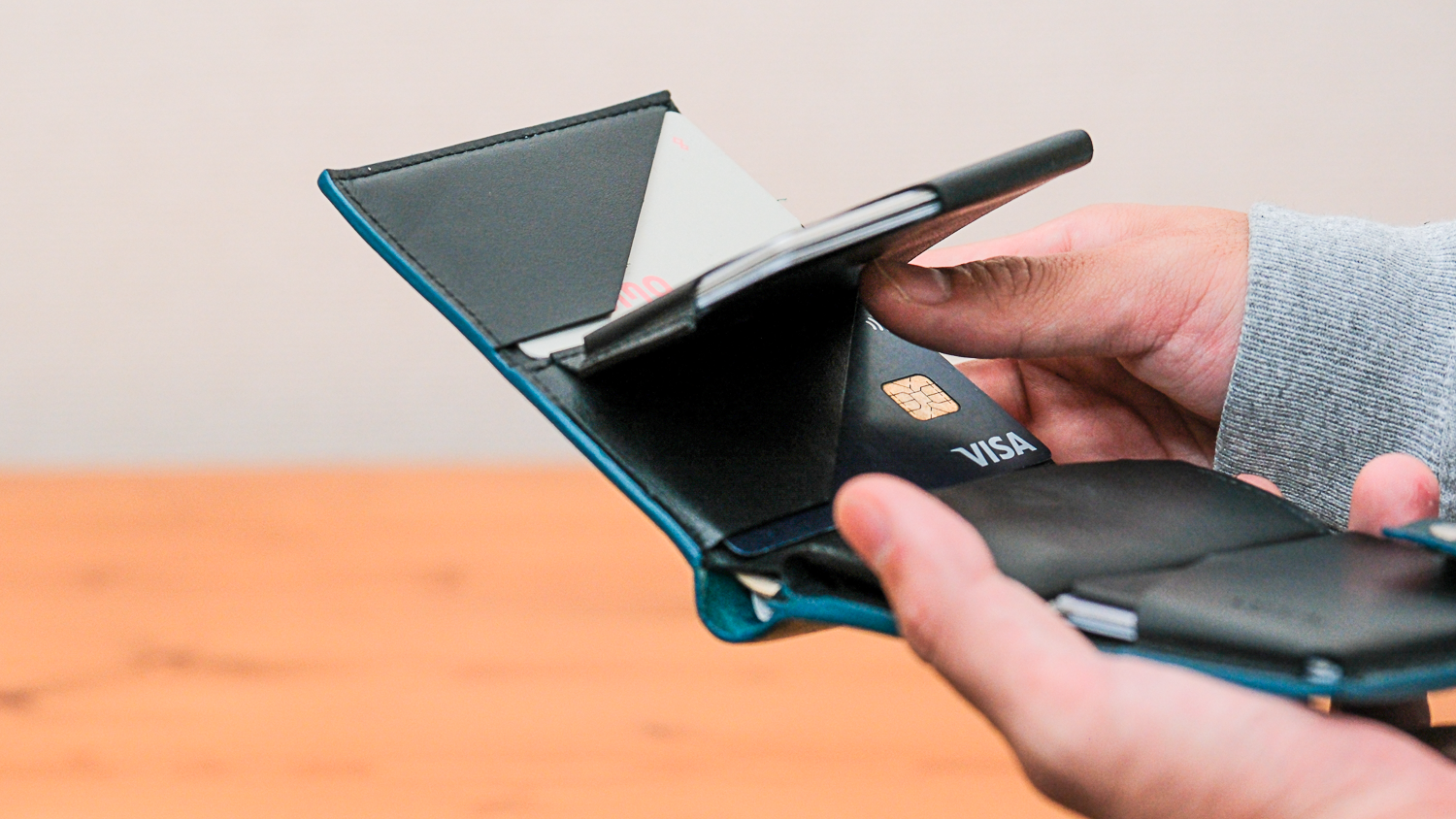 フリック構造でカードに素早くアクセス。ぶ厚くならない工夫がある