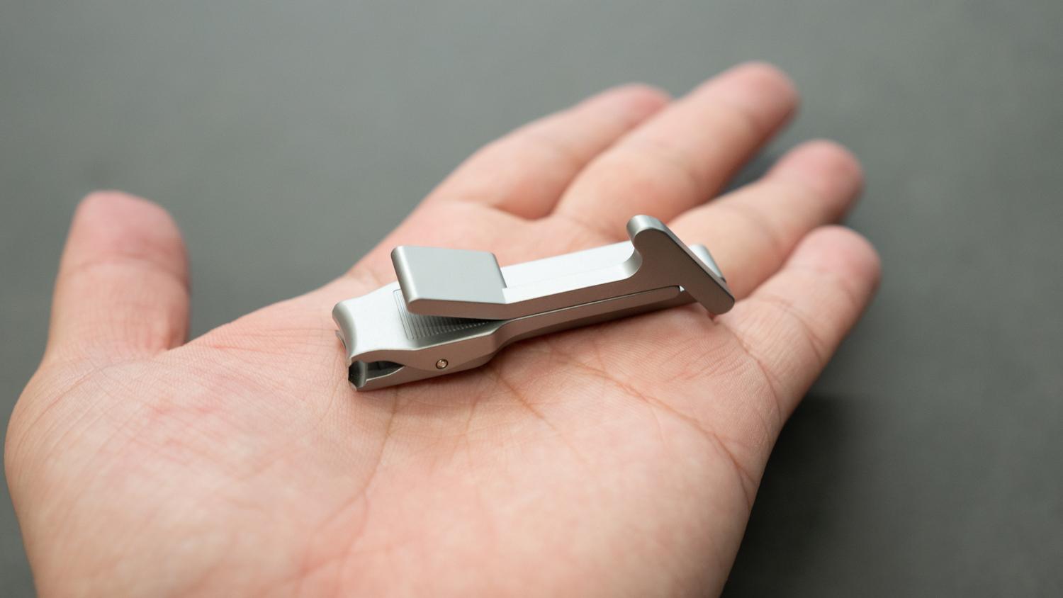 片手でクルッと変形。ユニークな形状だけどしっかり爪を整えられる