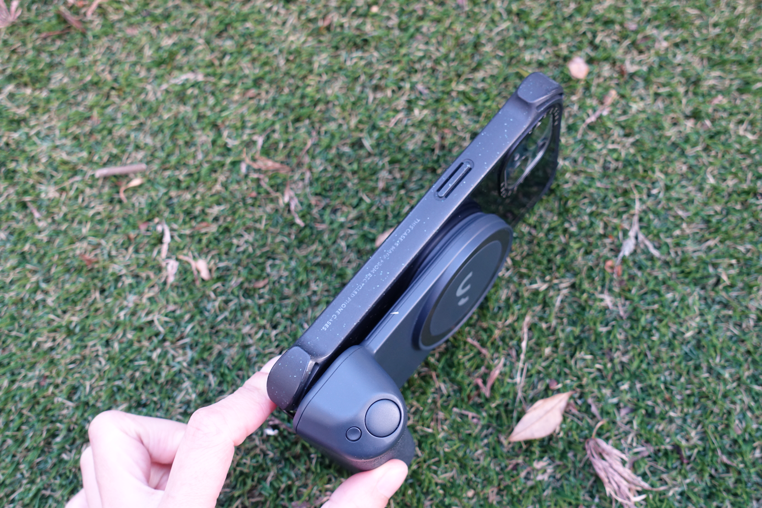 スマホカメラが激変！片手でブレないモバイルバッテリー内蔵