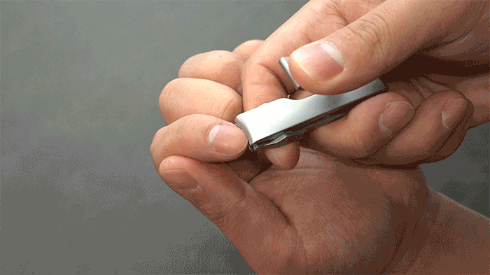 片手でクルッと変形。ユニークな形状だけどしっかり爪を整えられる