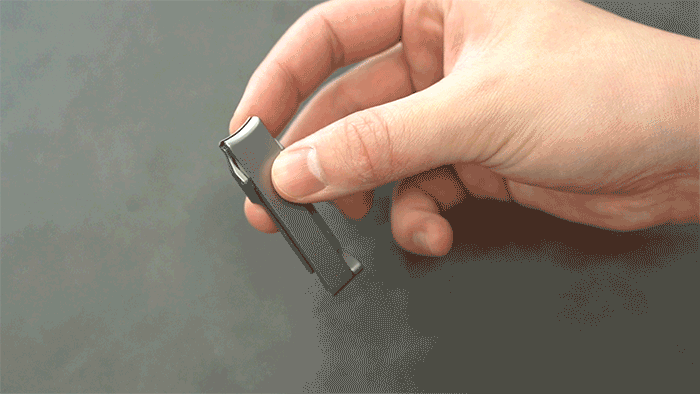 片手でクルッと変形。ユニークな形状だけどしっかり爪を整えられる