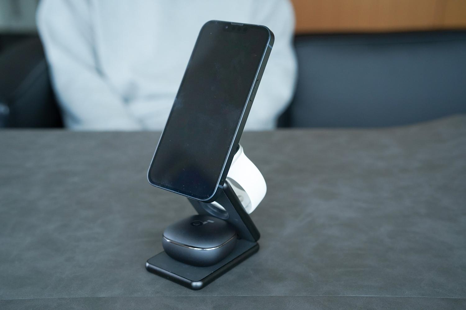 Apple 3種の神器とも相性抜群！ USB-C 1本で3デバイスを無線充電