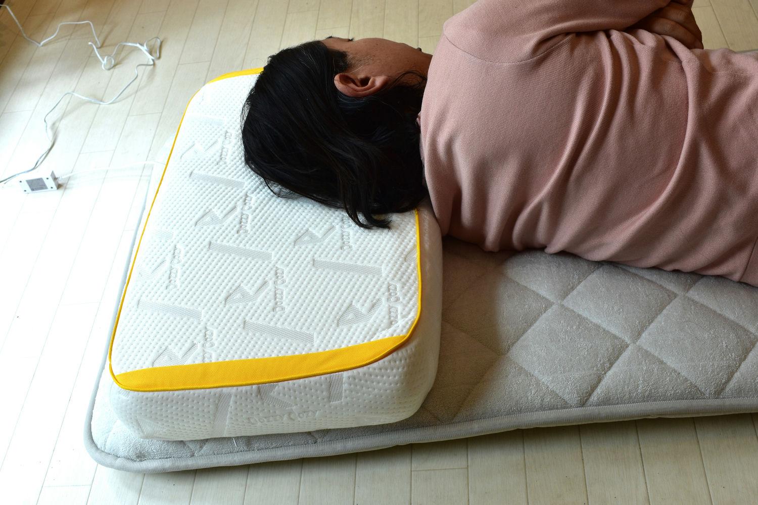 寝返りしても常に快適。高さ自動調整機能付きスマート枕を試してみた