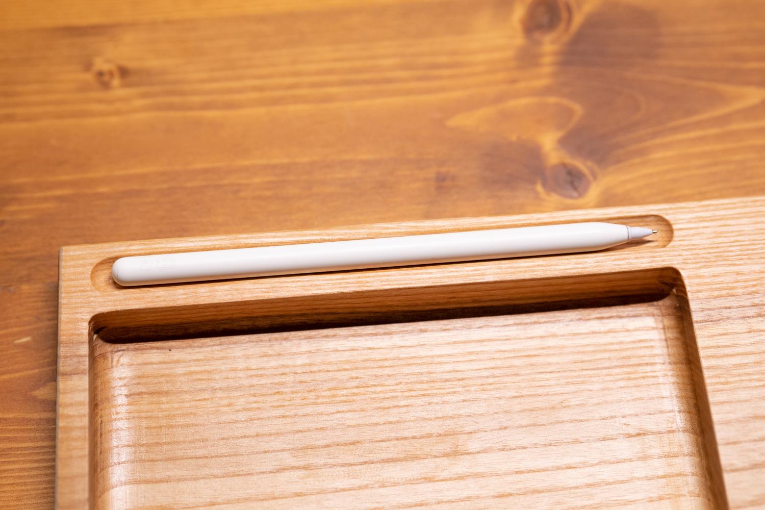 天然木の温かみ感じるデスクを彩りませんか？ ワイヤレス充電など便利