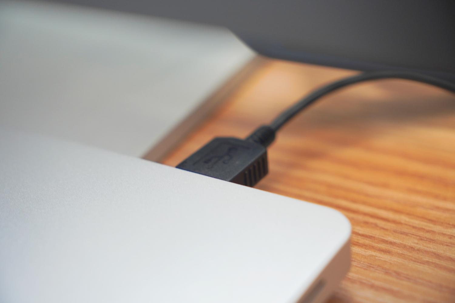 iMac専用USBハブ…スリムな据え置きタイプorスタンド一体型？話題の