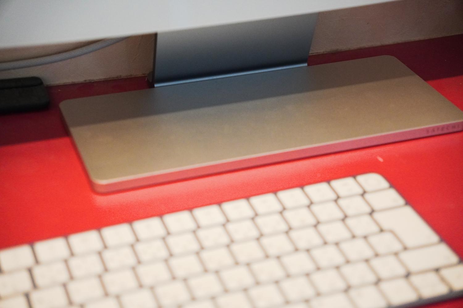 iMac専用USBハブ…スリムな据え置きタイプorスタンド一体型？話題