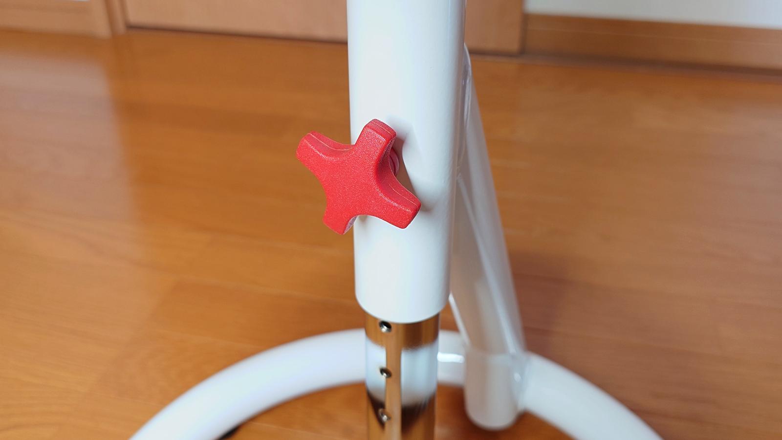 これは実質バランスボール。体幹トレーニングや座ったままの運動にも