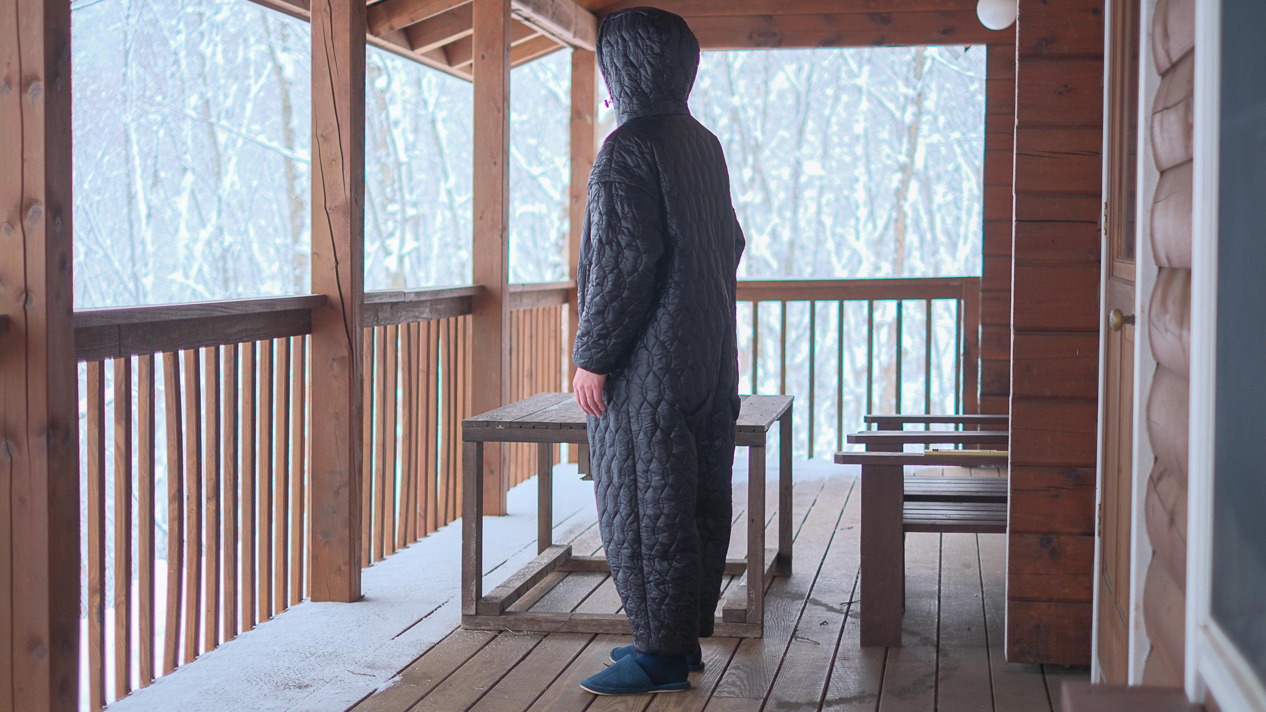 薄くて軽くてポカポカ。 宇宙服素材エアロゲルを搭載した着る寝袋