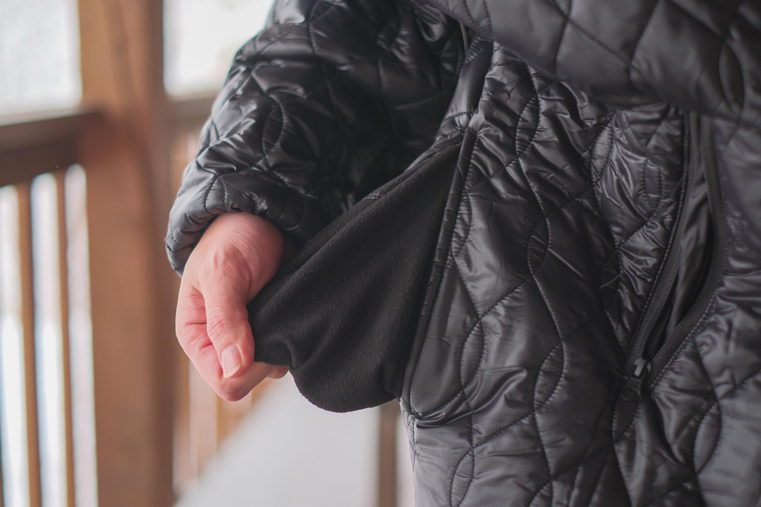 薄くて軽くてポカポカ。 宇宙服素材エアロゲルを搭載した着る寝袋