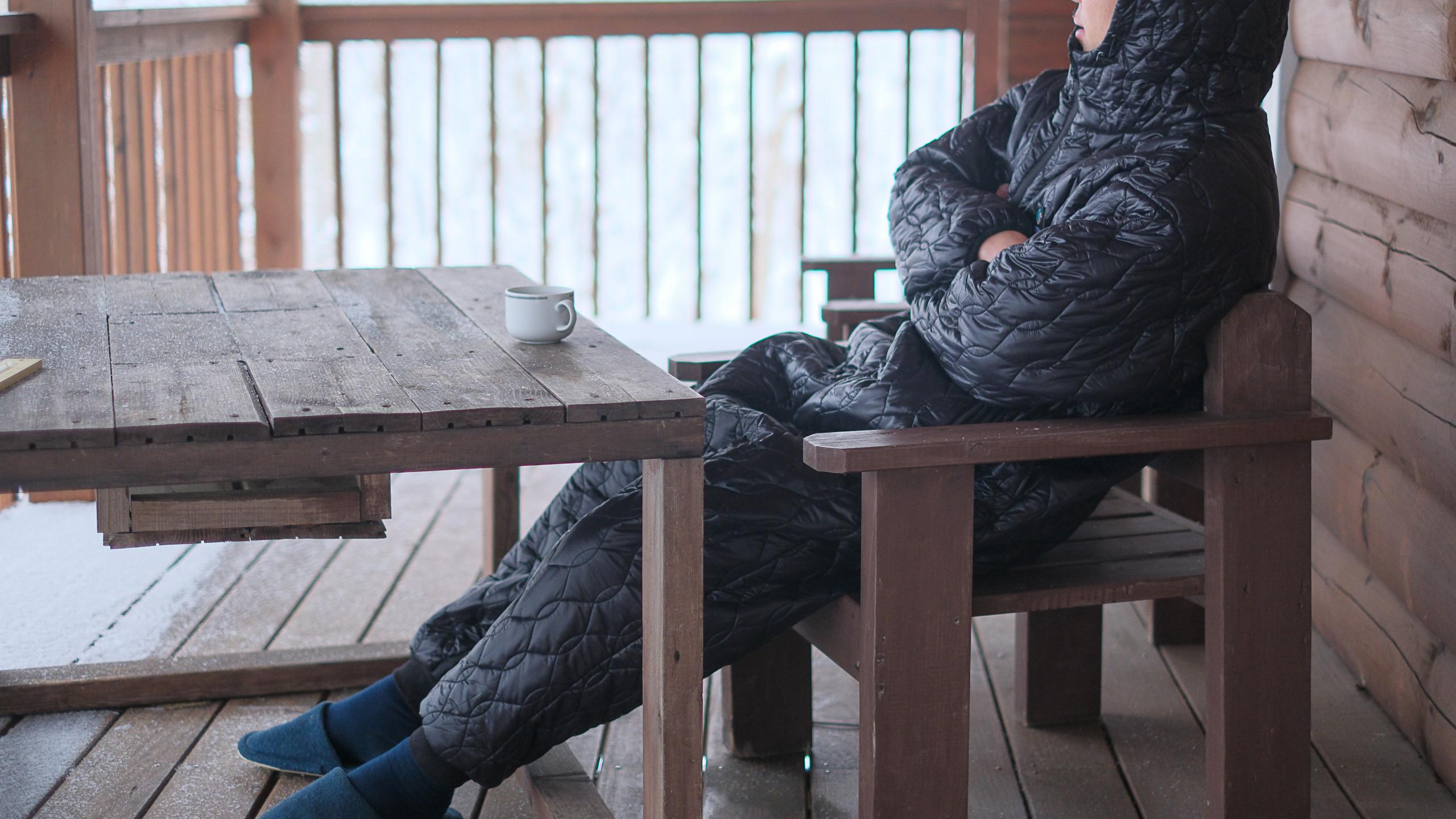 薄くて軽くてポカポカ。 宇宙服素材エアロゲルを搭載した着る寝袋