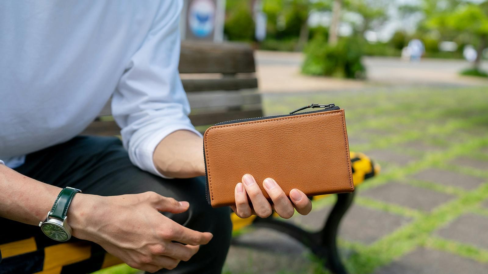 シルエットはスマートなまま容量はたっぷりと。カードの取り扱い