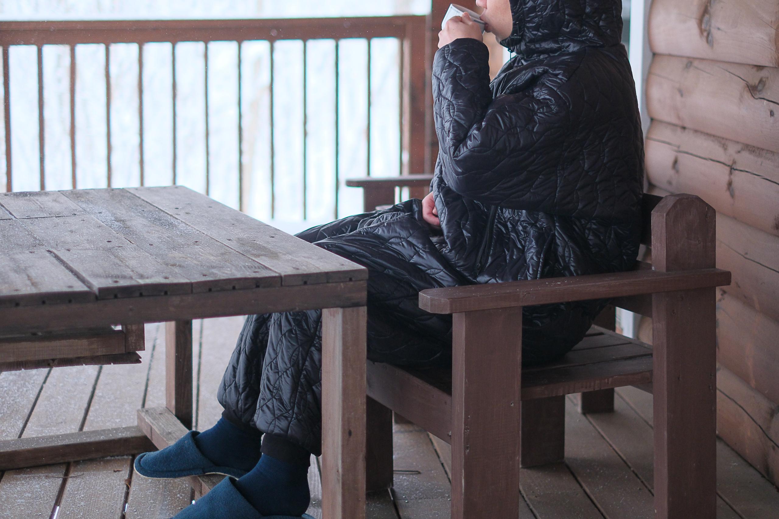 薄くて軽くてポカポカ。 宇宙服素材エアロゲルを搭載した着る寝袋