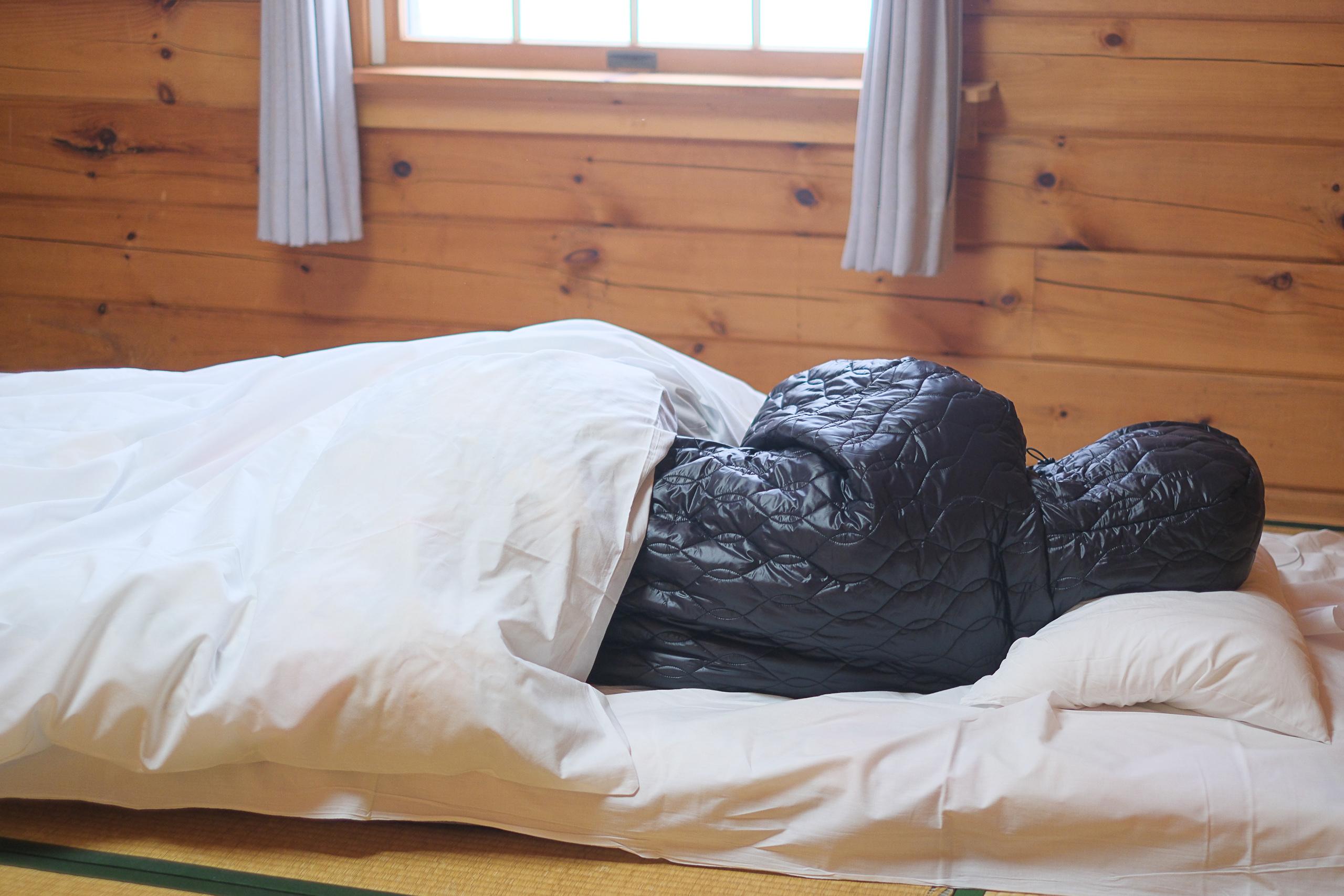 薄くて軽くてポカポカ。 宇宙服素材エアロゲルを搭載した着る寝袋