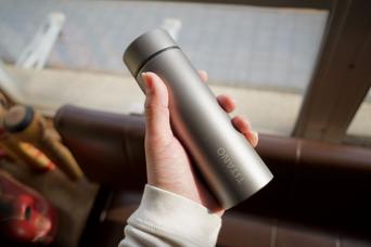 高機能素材で大注目。「純チタン」製のマイボトルがわずか126gのミニサイズ、1万円以下で買える！