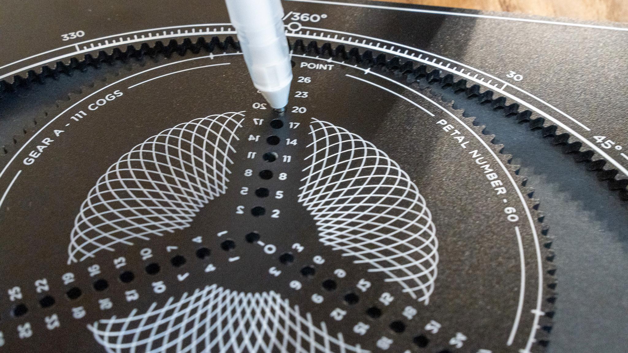 画力ゼロからの挑戦！ 誰でも美しい幾何学模様アートが描けるツールで