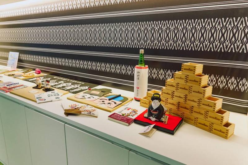福岡拠点の廊下には福岡の特産品や銘菓などが展示されており、地元への愛着が垣間見える