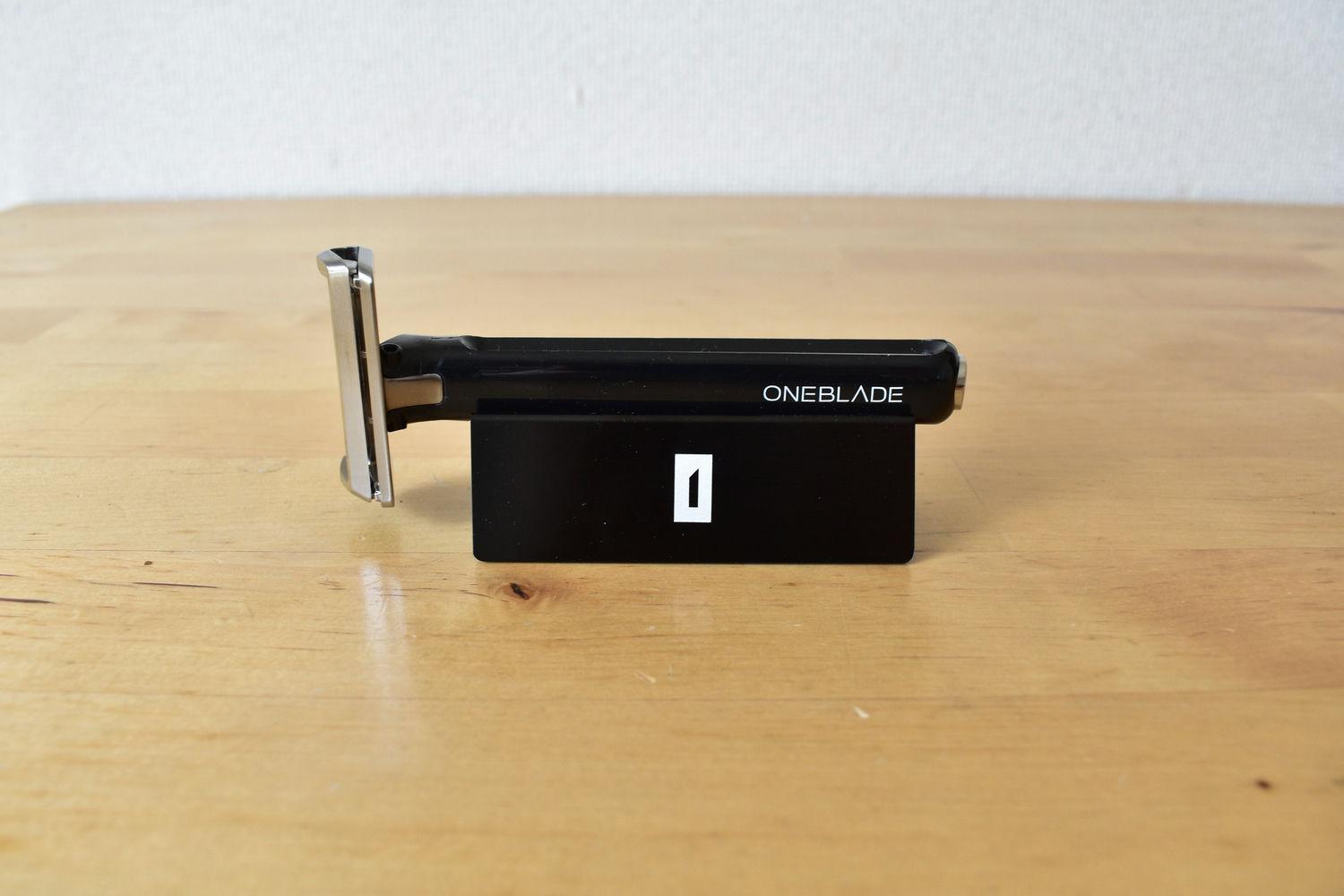 日本が世界に誇るフェザーの替刃を採用。肌の曲面に合わせて刃が動く