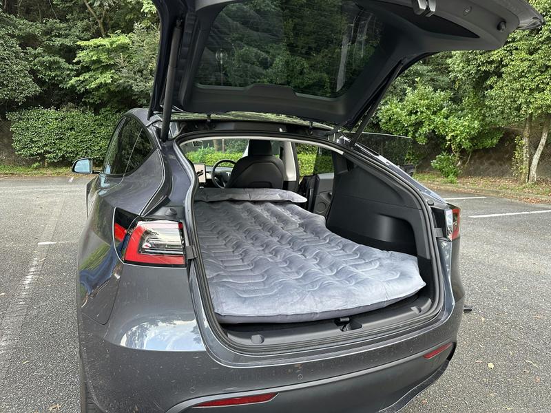 テスラの車中泊をもっと快適に！60秒で設置ができるモデルY専用マット 