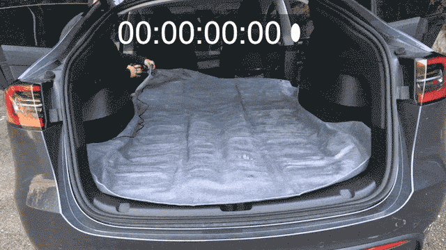 テスラの車中泊をもっと快適に！60秒で設置ができるモデルY専用