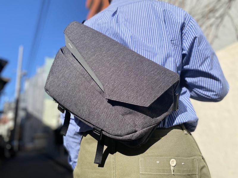 ノートPCを収納できて、容量可変式。大好評のスリングバッグ「SEKKEI 