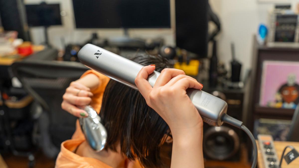 髪のダメージを抑えて素早く乾かす。スティック型が大正解なドライヤー