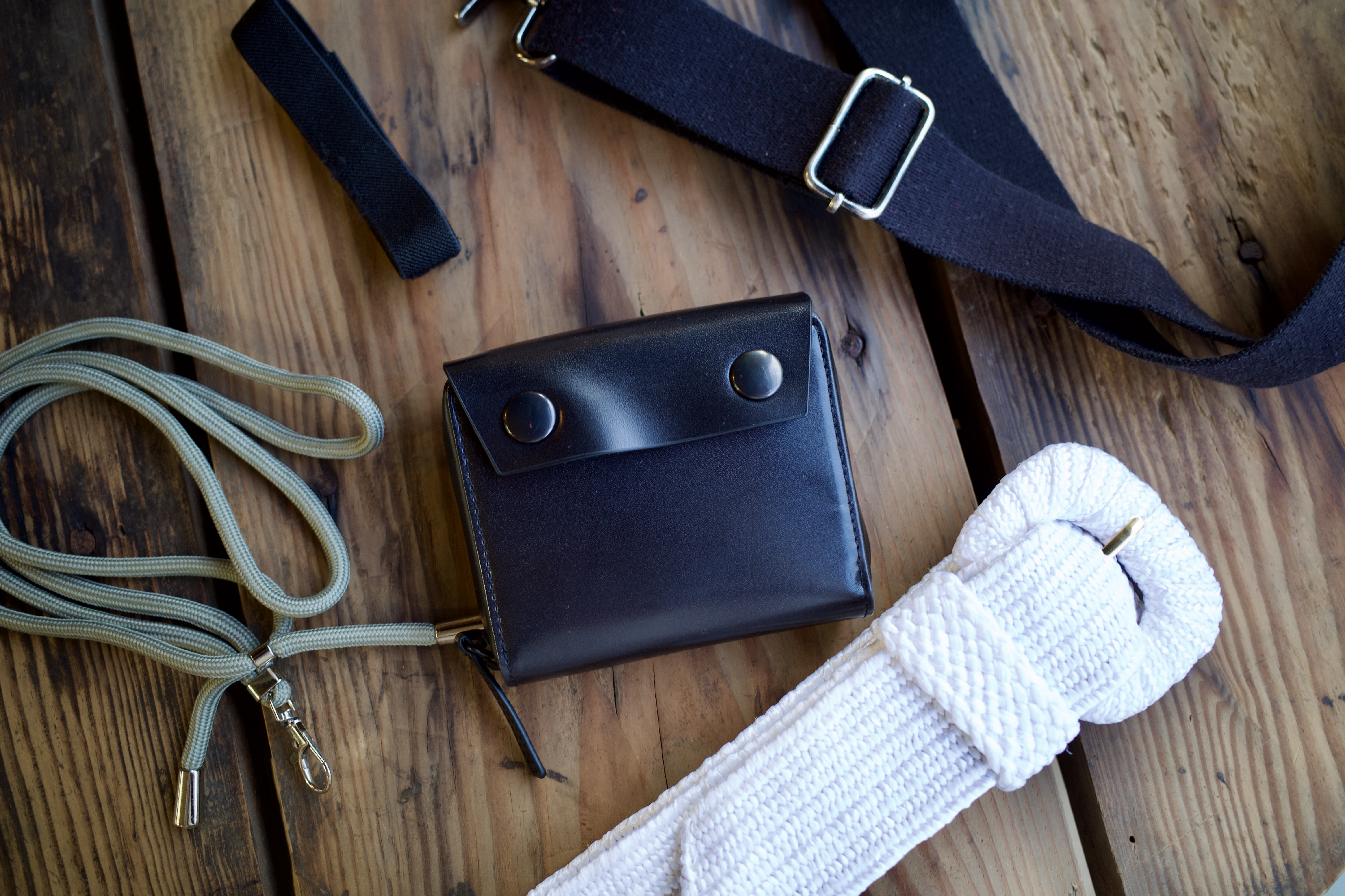 使い方は自由自在。ベルトやショルダーストラップで身体に装着できる本