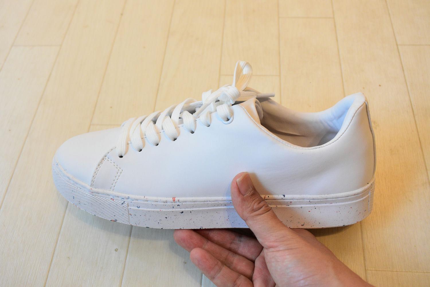 汚れ知らずの白スニーカーを試してみたら、 週7で履きたい一足になった