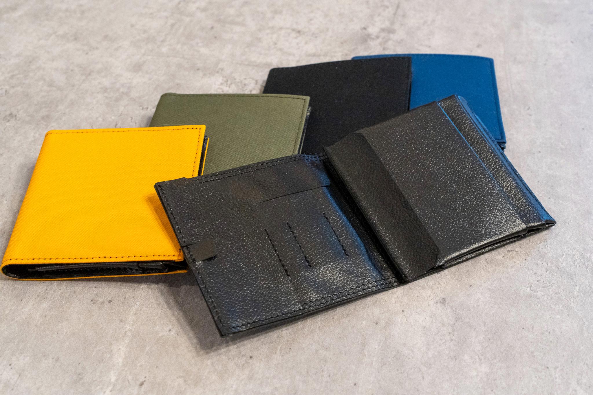 SOLA Tynd CV 二つ折り財布 Jet Black Tynd CV 帆布を採用したミニマルで薄い財布