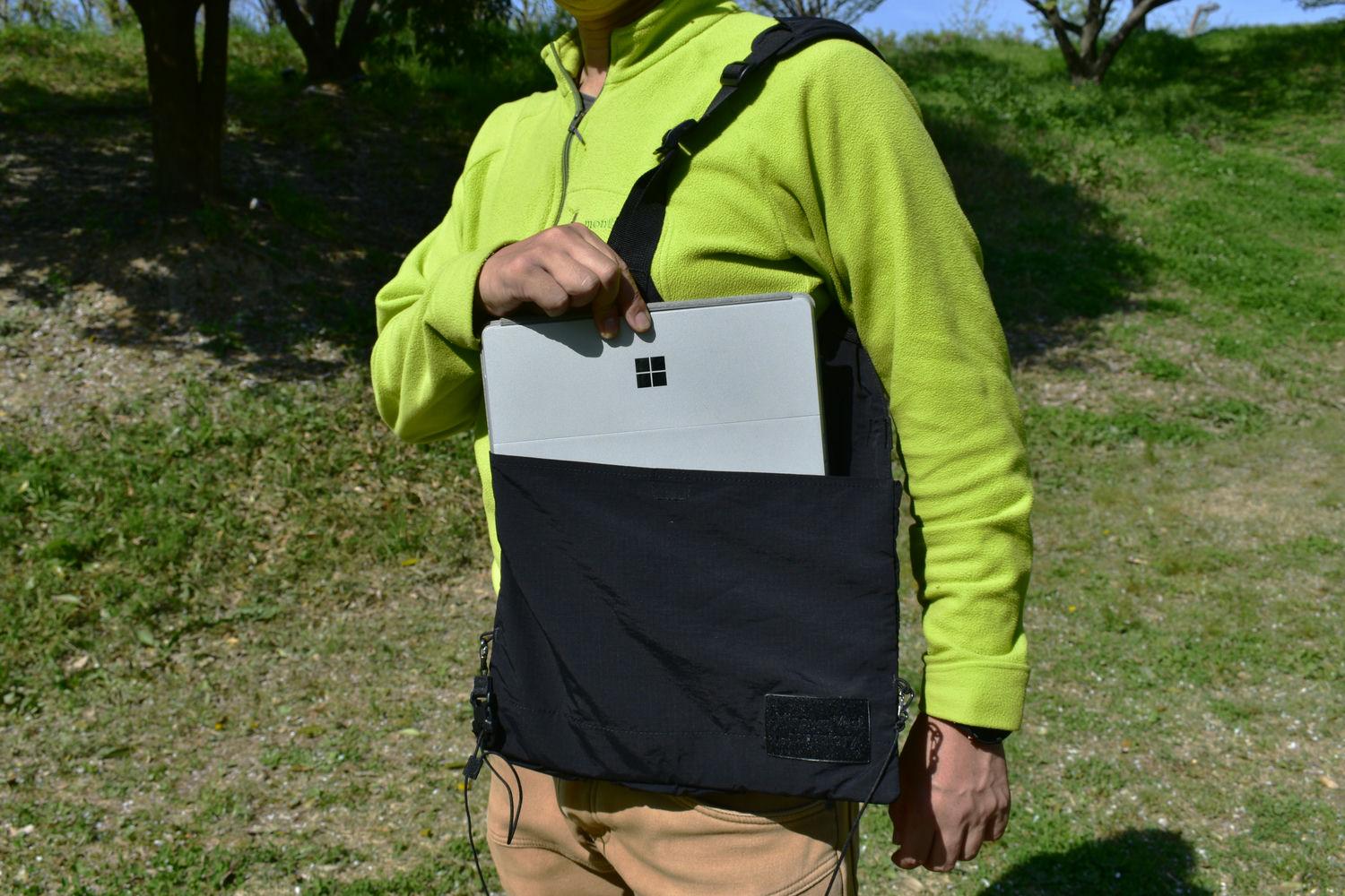 キャンプ道具や小物の収納に。肩掛けバッグにもなる前掛けベストは、街