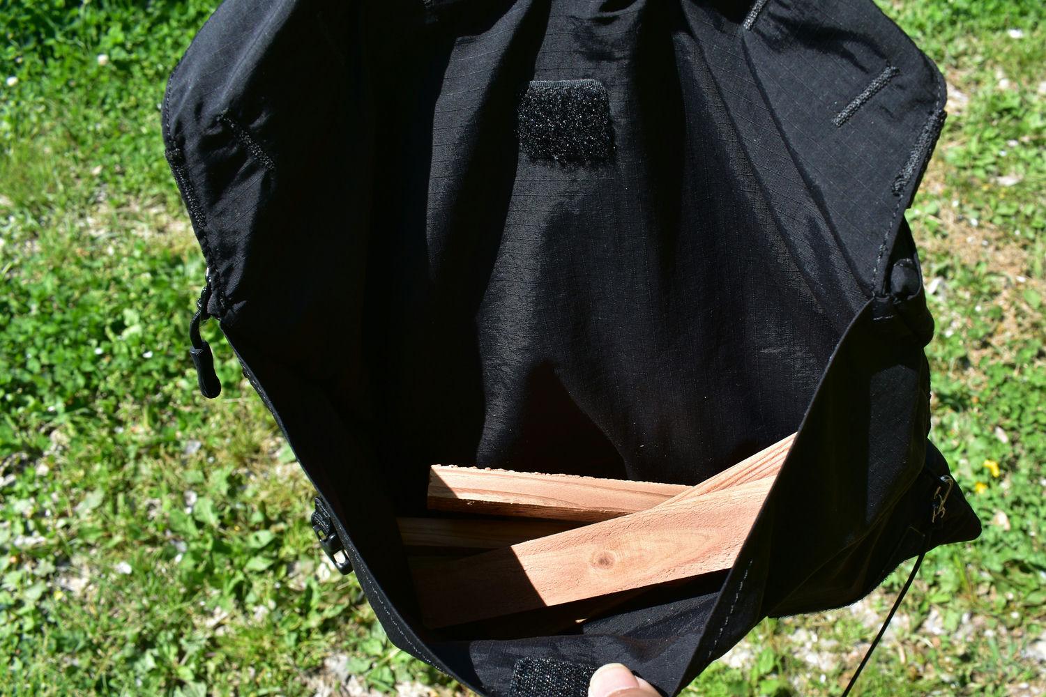 キャンプ道具や小物の収納に。肩掛けバッグにもなる前掛けベストは、街