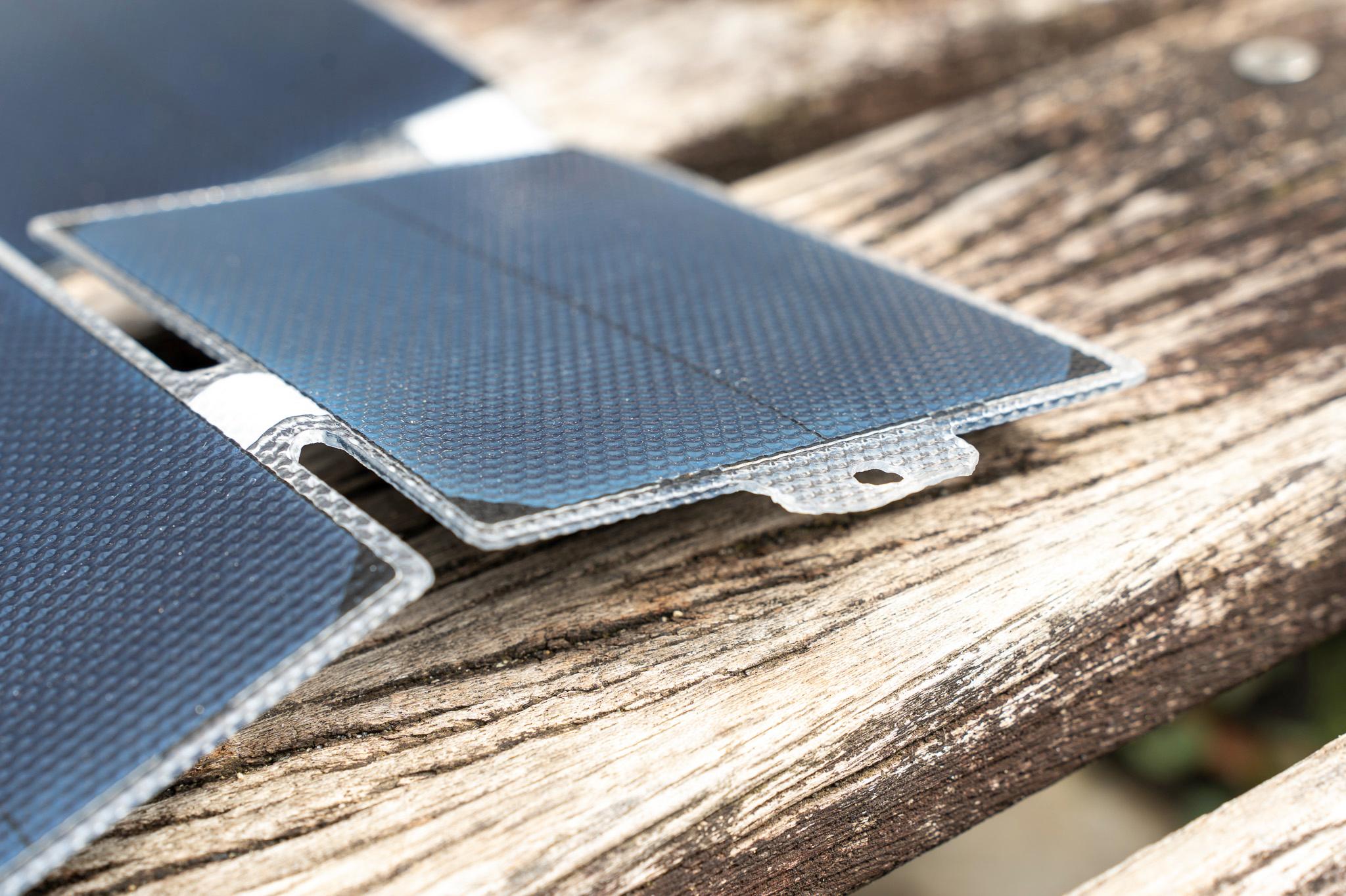 災害に備えてひとつは持っておきたい、最大出力28Wの折りたたみ式