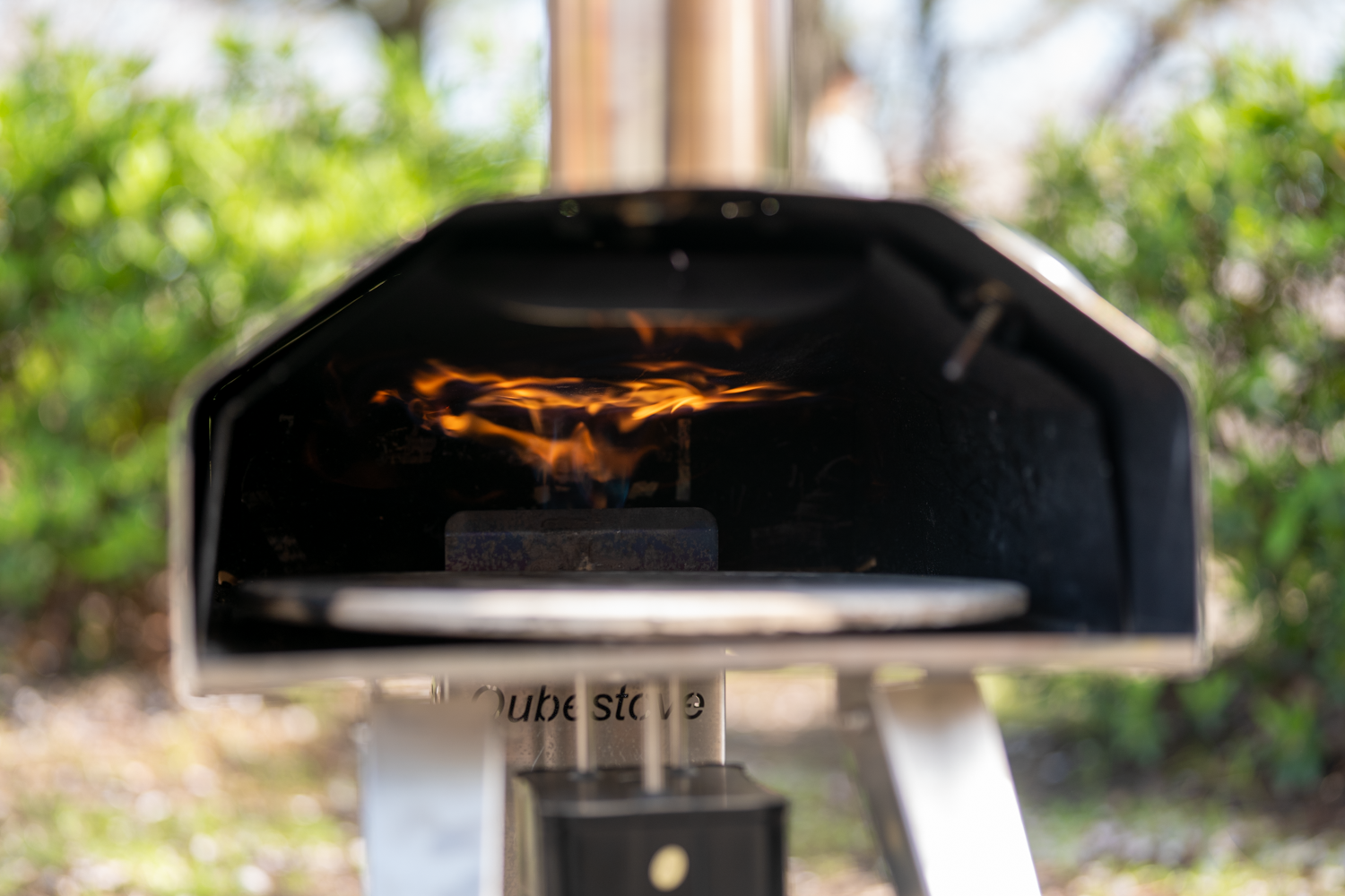 アウトドアにも大活躍！ 手軽に本格窯焼きピザが楽しめるポータブルピザ窯「Qubestove」を使ってみた | ライフハッカー・ジャパン